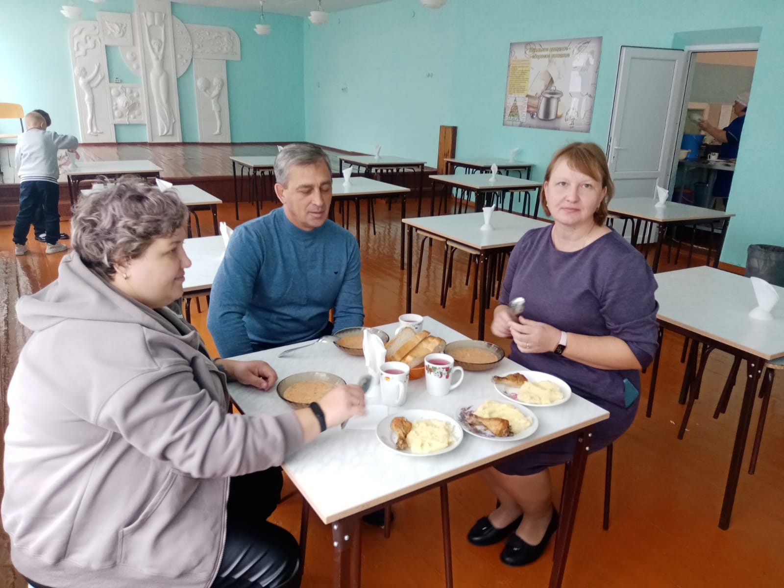 Комиссия в школу платно. Комиссия в школе. Стол для экзаменационной комиссии в школе. Школьная комиссия Чапаевск. Школьная комиссия переход в 5 класс.